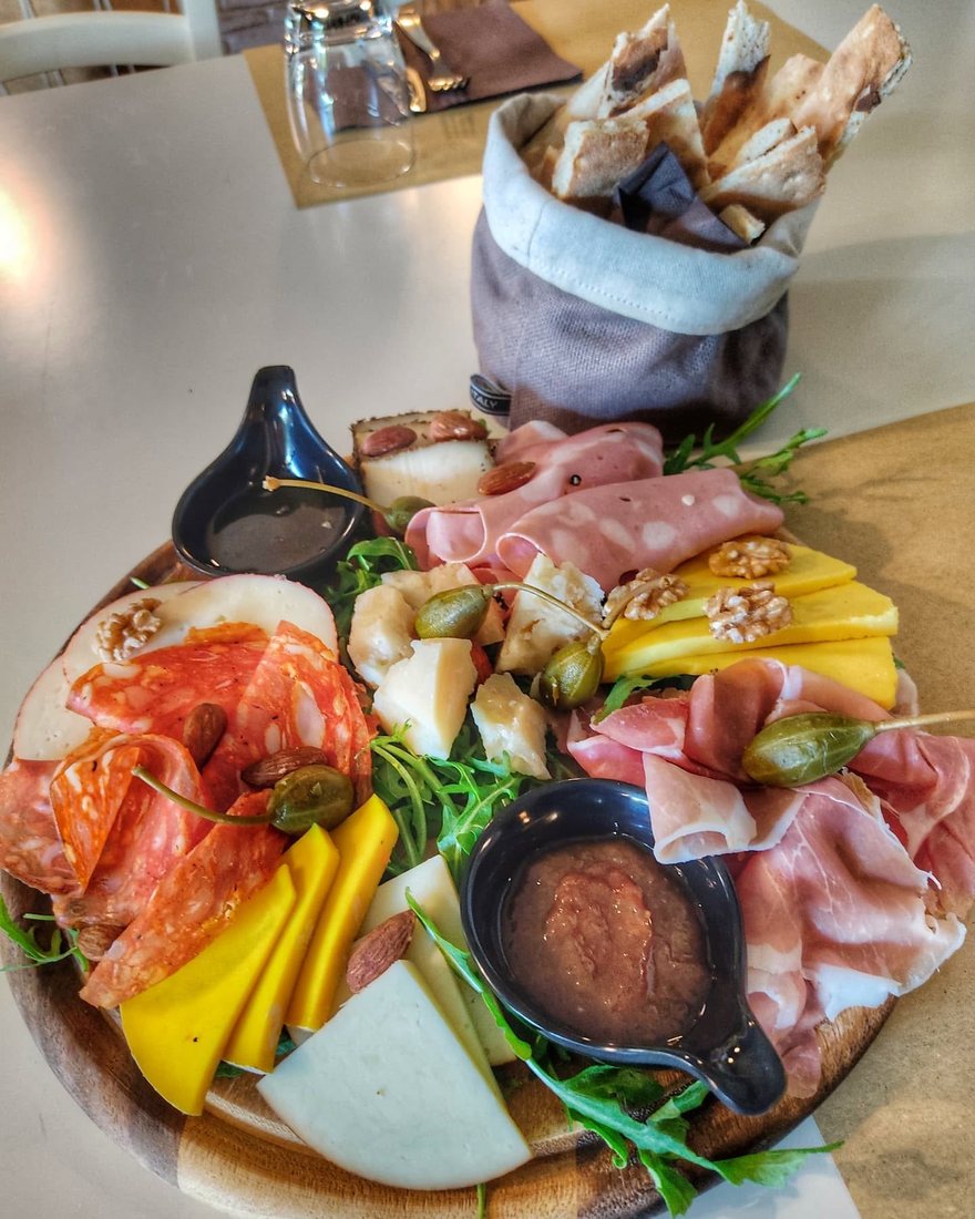 Un tagliere di salumi e formaggi