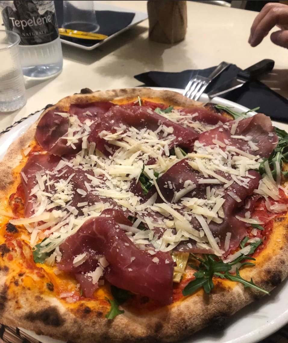 Il dettaglio del cornicione di una pizza appena uscita dal forno